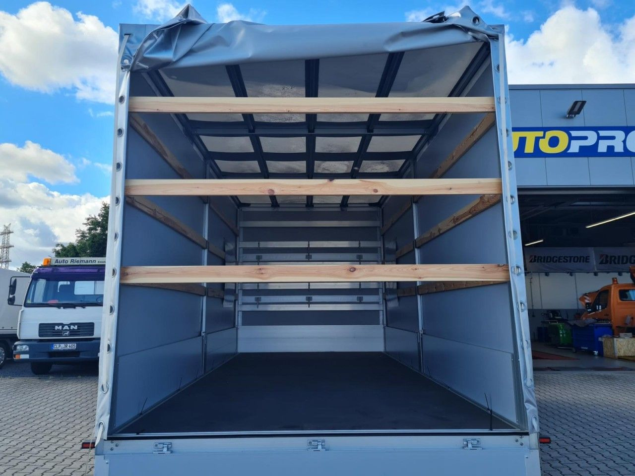 Mercedes-Benz Sprinter 317 CDI Pritsche Plane Schlafkab. RWD - Planen Transporter: das Bild 5 Mercedes-Benz Sprinter 317 CDI Pritsche Plane Schlafkab. RWD - Planen Transporter: das Bild 5