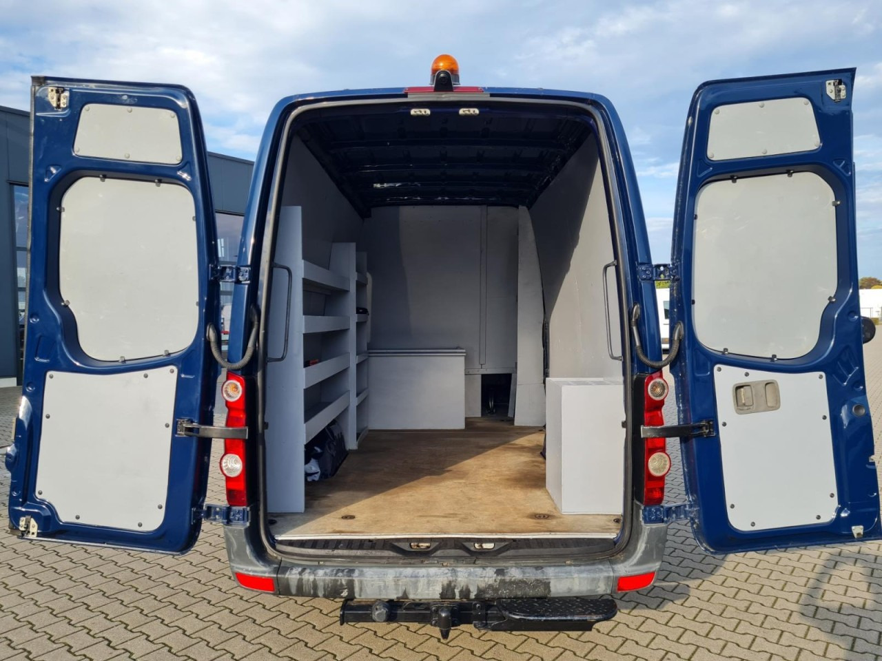 Volkswagen Crafter 35 Kasten Doka 5 Sitze AHK 3.5to REGALSYSTEM - Kastenwagen, Transporter mit Doppelkabine: das Bild 5 Volkswagen Crafter 35 Kasten Doka 5 Sitze AHK 3.5to REGALSYSTEM - Kastenwagen, Transporter mit Doppelkabine: das Bild 5