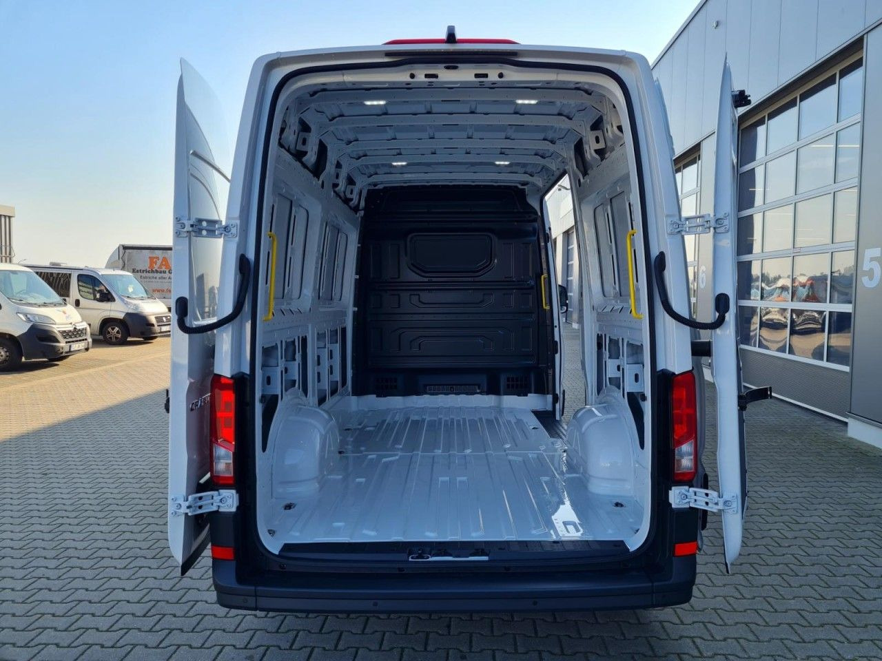 Volkswagen Crafter 35 Kasten MR L3H3 AG KLIMA KAMERA NAVI_A - Kastenwagen: das Bild 5 Volkswagen Crafter 35 Kasten MR L3H3 AG KLIMA KAMERA NAVI_A - Kastenwagen: das Bild 5