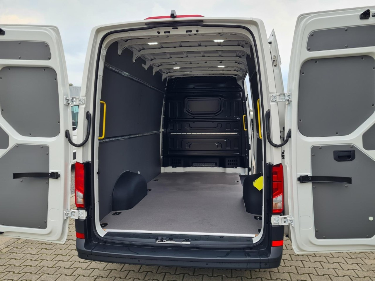 Volkswagen Crafter 35 Kasten TDI L3H3 LED TEMPOMAT AUTOMATIK - Kastenwagen: das Bild 5 Volkswagen Crafter 35 Kasten TDI L3H3 LED TEMPOMAT AUTOMATIK - Kastenwagen: das Bild 5