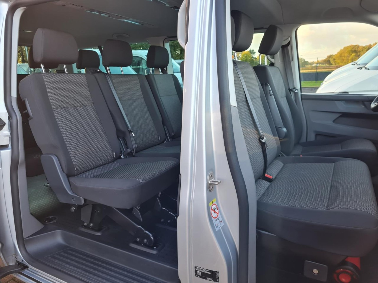 Volkswagen T6.1 Caravelle TDI lang 9 Sitzer 2 Schiebetüren Trendl. - Kleinbus, Personentransporter: das Bild 4 Volkswagen T6.1 Caravelle TDI lang 9 Sitzer 2 Schiebetüren Trendl. - Kleinbus, Personentransporter: das Bild 4