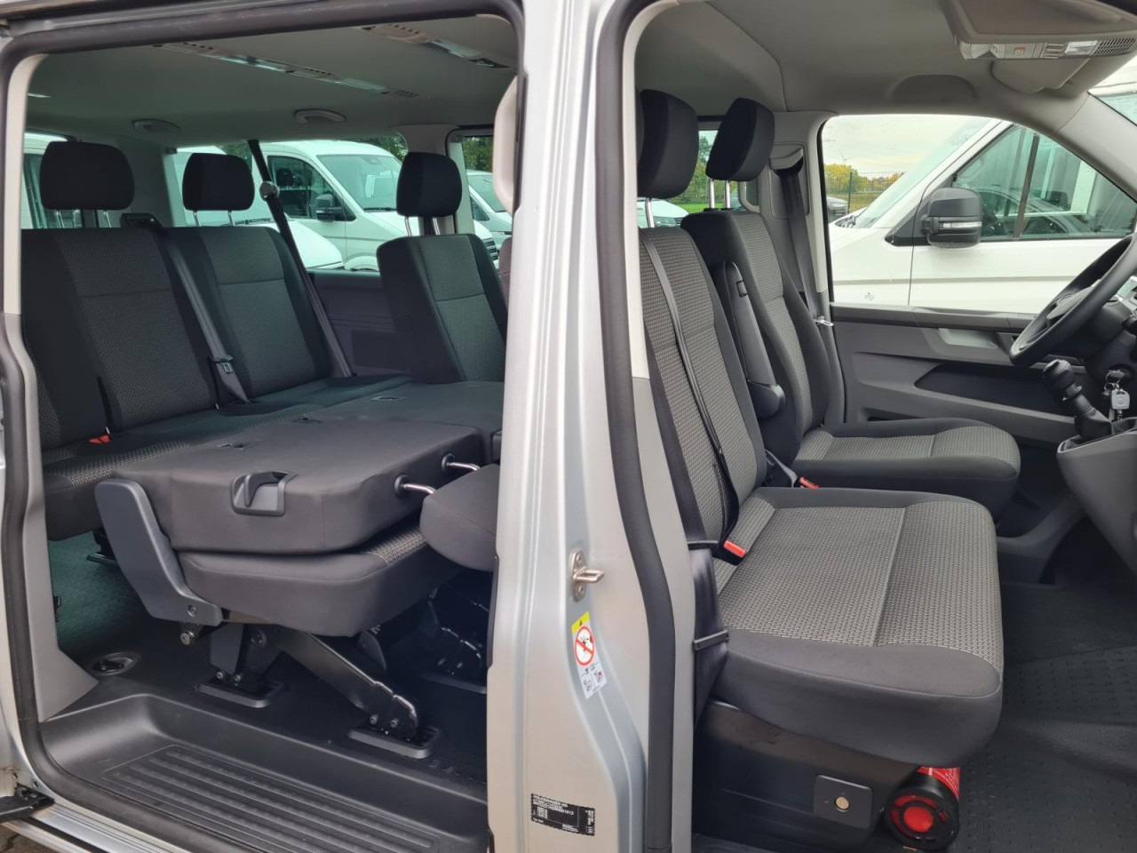 Volkswagen T6.1 Caravelle TDI lang 9 Sitzer 2 Schiebetüren Trendl. - Kleinbus, Personentransporter: das Bild 4 Volkswagen T6.1 Caravelle TDI lang 9 Sitzer 2 Schiebetüren Trendl. - Kleinbus, Personentransporter: das Bild 4