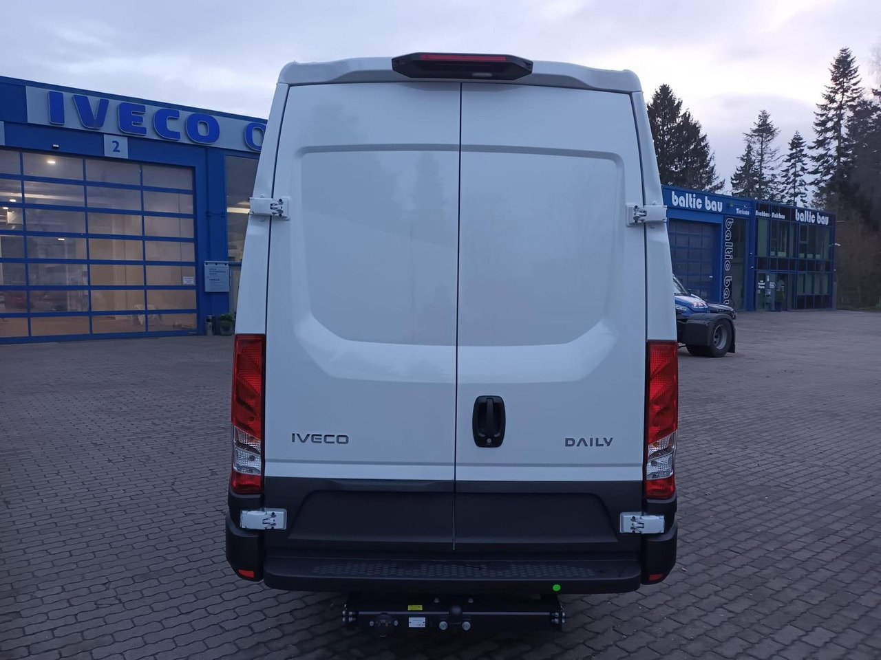 Iveco Daily 35S18HA8V 4100 KLIMA*AHK*RÜCKFAHRKAMERA... - Kastenwagen: das Bild 3 Iveco Daily 35S18HA8V 4100 KLIMA*AHK*RÜCKFAHRKAMERA... - Kastenwagen: das Bild 3