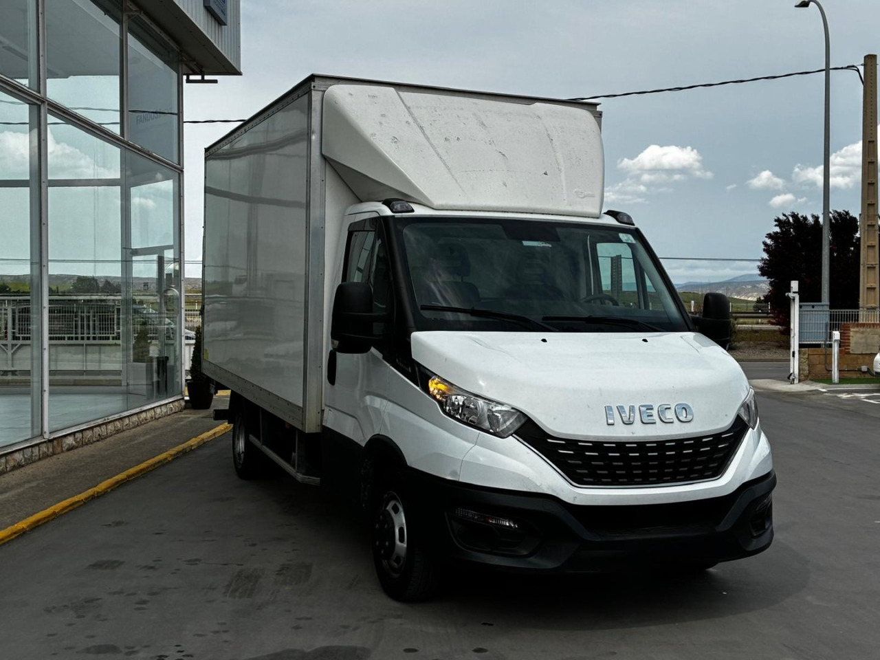 Caja cerrada con plataforma elevadora IVECO 35C16 20m3 Automática - Koffer Transporter: das Bild 3 Caja cerrada con plataforma elevadora IVECO 35C16 20m3 Automática - Koffer Transporter: das Bild 3