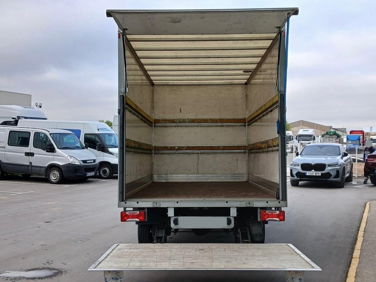 Caja cerrada con plataforma elevadora IVECO 35C16 20m3 - Koffer Transporter: das Bild 5 Caja cerrada con plataforma elevadora IVECO 35C16 20m3 - Koffer Transporter: das Bild 5