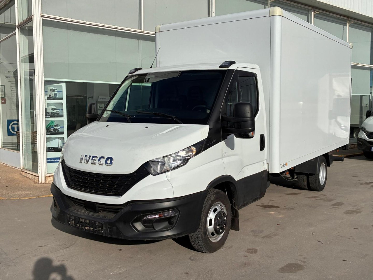 Caja cerrada con plataforma elevadora IVECO 35C16 20m3 - Koffer Transporter: das Bild 1 Caja cerrada con plataforma elevadora IVECO 35C16 20m3 - Koffer Transporter: das Bild 1