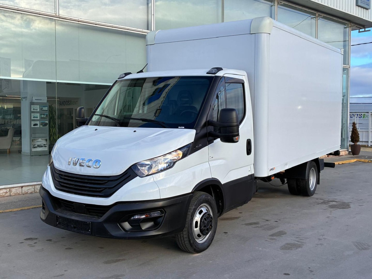 Caja cerrada con plataforma elevadora IVECO 35C16 20m3 - Koffer Transporter: das Bild 1 Caja cerrada con plataforma elevadora IVECO 35C16 20m3 - Koffer Transporter: das Bild 1