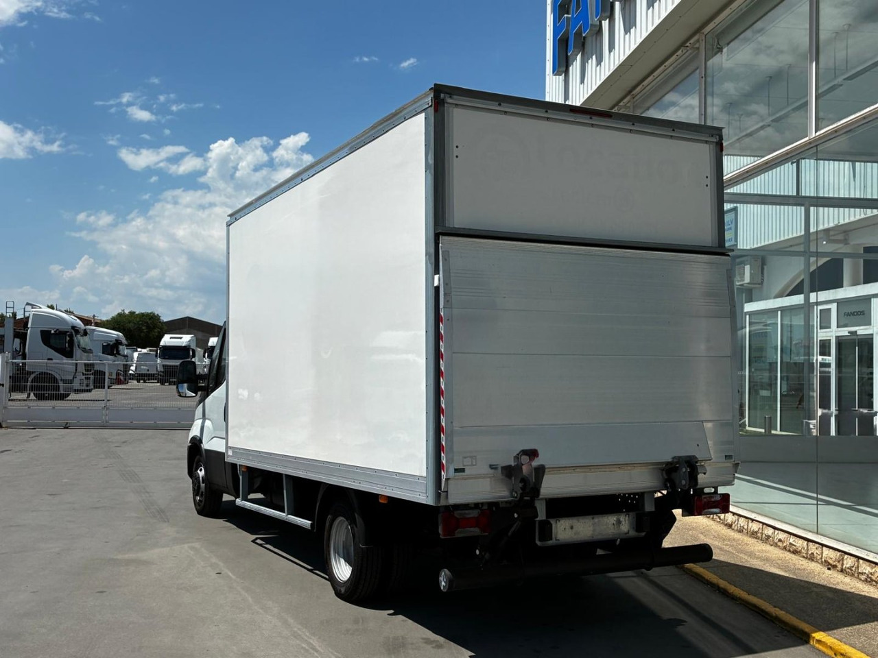 Caja cerrada con plataforma elevadora IVECO 35C16 20m3 - Koffer Transporter: das Bild 4 Caja cerrada con plataforma elevadora IVECO 35C16 20m3 - Koffer Transporter: das Bild 4