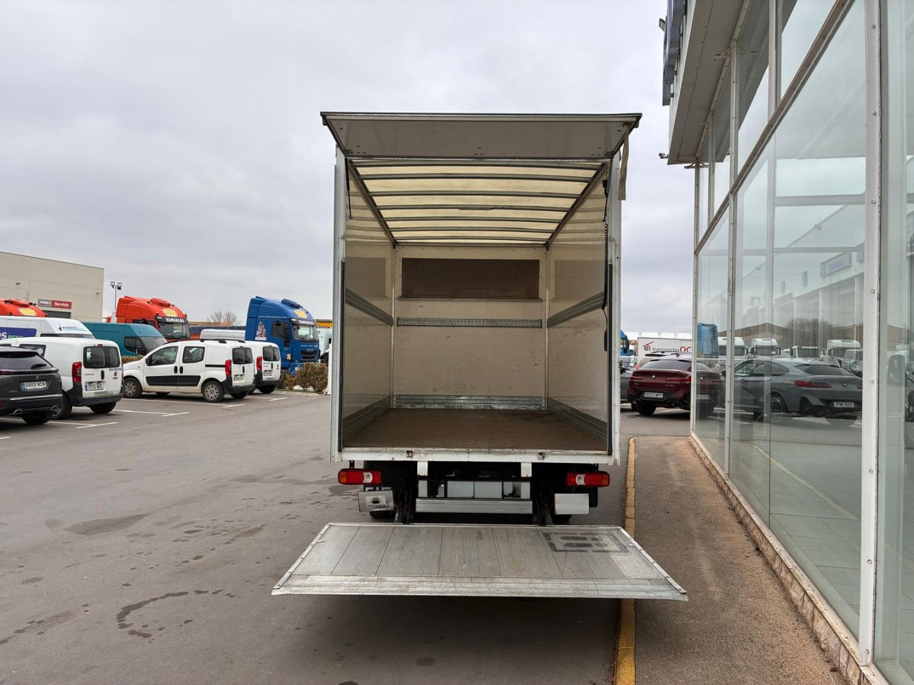 Caja cerrada con plataforma elevadora IVECO 35C16 3.0 20m3 - Koffer Transporter: das Bild 5 Caja cerrada con plataforma elevadora IVECO 35C16 3.0 20m3 - Koffer Transporter: das Bild 5