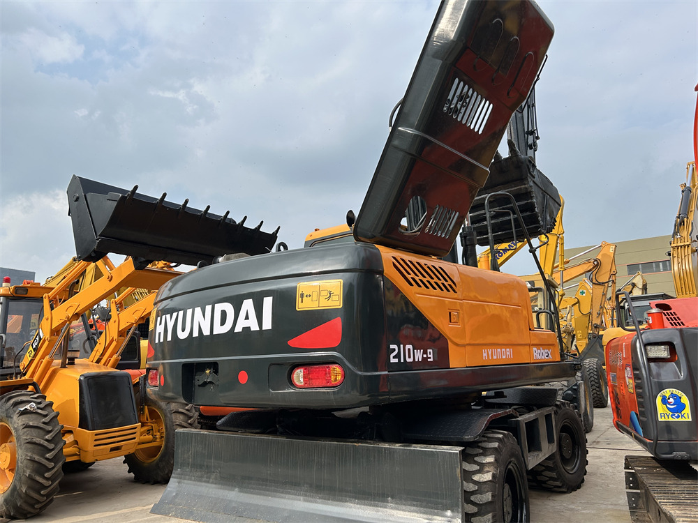 HYUNDAI 210W-9 - Mobilbagger: das Bild 2 HYUNDAI 210W-9 - Mobilbagger: das Bild 2