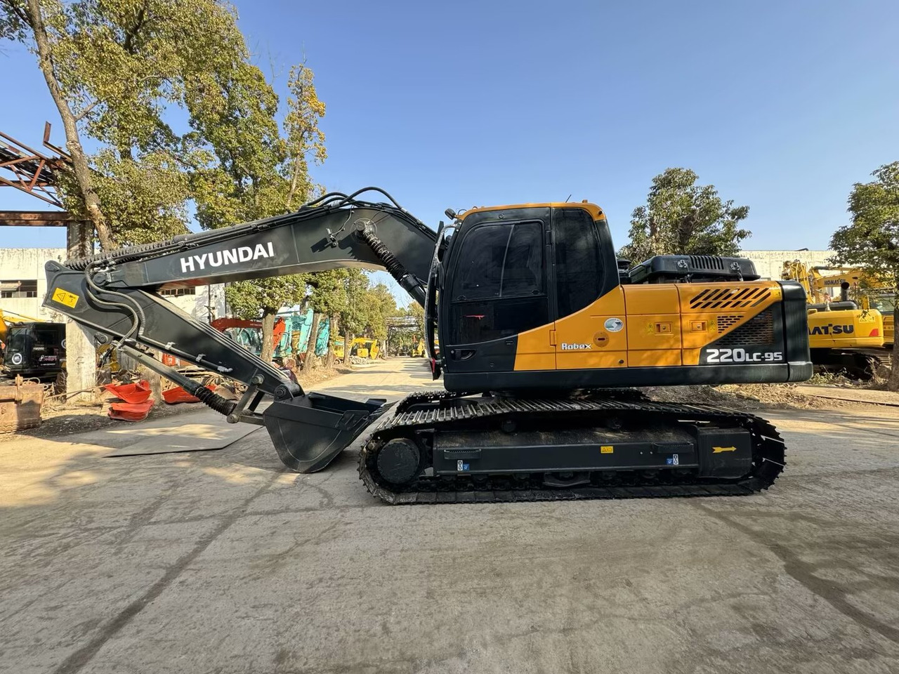 HYUNDAI 220LC - 9T 220 LC - 9S - Kettenbagger: das Bild 1 HYUNDAI 220LC - 9T 220 LC - 9S - Kettenbagger: das Bild 1