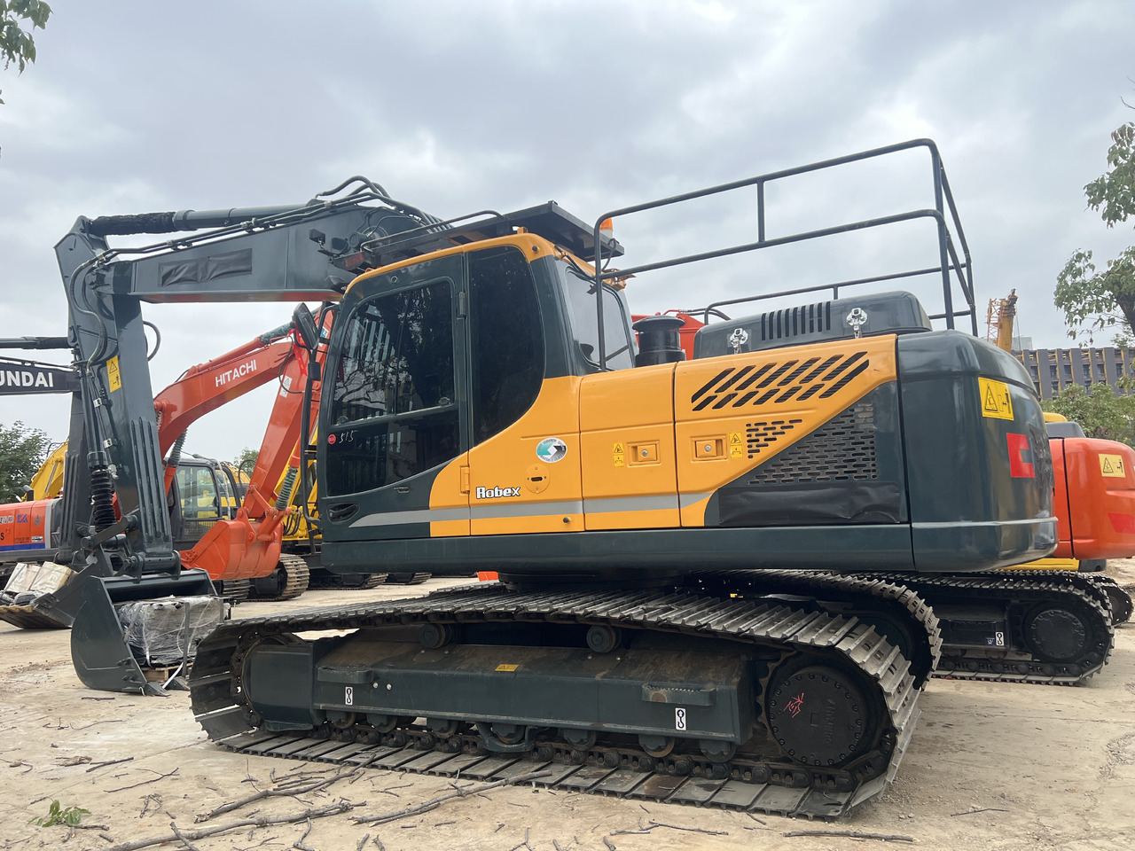 HYUNDAI HX220HD BROADEN TRACK SHOES - Kettenbagger: das Bild 1 HYUNDAI HX220HD BROADEN TRACK SHOES - Kettenbagger: das Bild 1