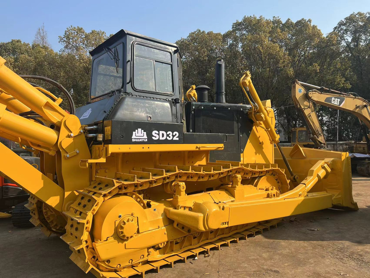 Bulldozer SHANTUI SD32: das Bild 1