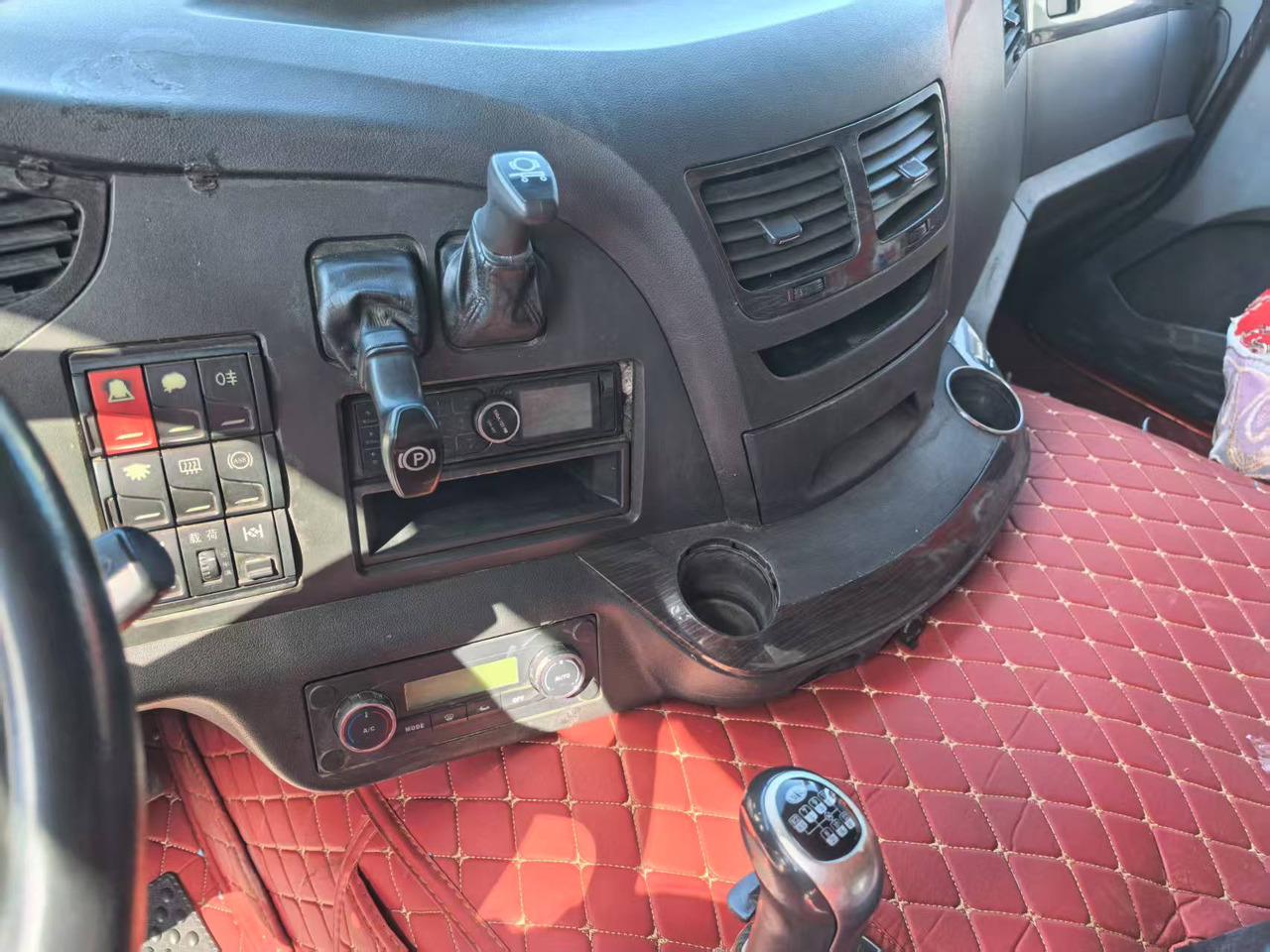 FAW JIEFANG - Sattelzugmaschine: das Bild 5 FAW JIEFANG - Sattelzugmaschine: das Bild 5