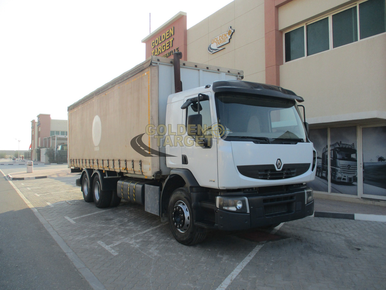 Renault KERAX 380 Curtainsider Truck - Plane LKW: das Bild 1 Renault KERAX 380 Curtainsider Truck - Plane LKW: das Bild 1