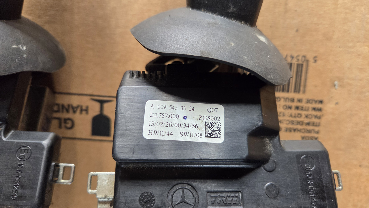 MERCEDES-BENZ ACTROS MP4 - Lenkstockschalter für LKW: das Bild 2 MERCEDES-BENZ ACTROS MP4 - Lenkstockschalter für LKW: das Bild 2