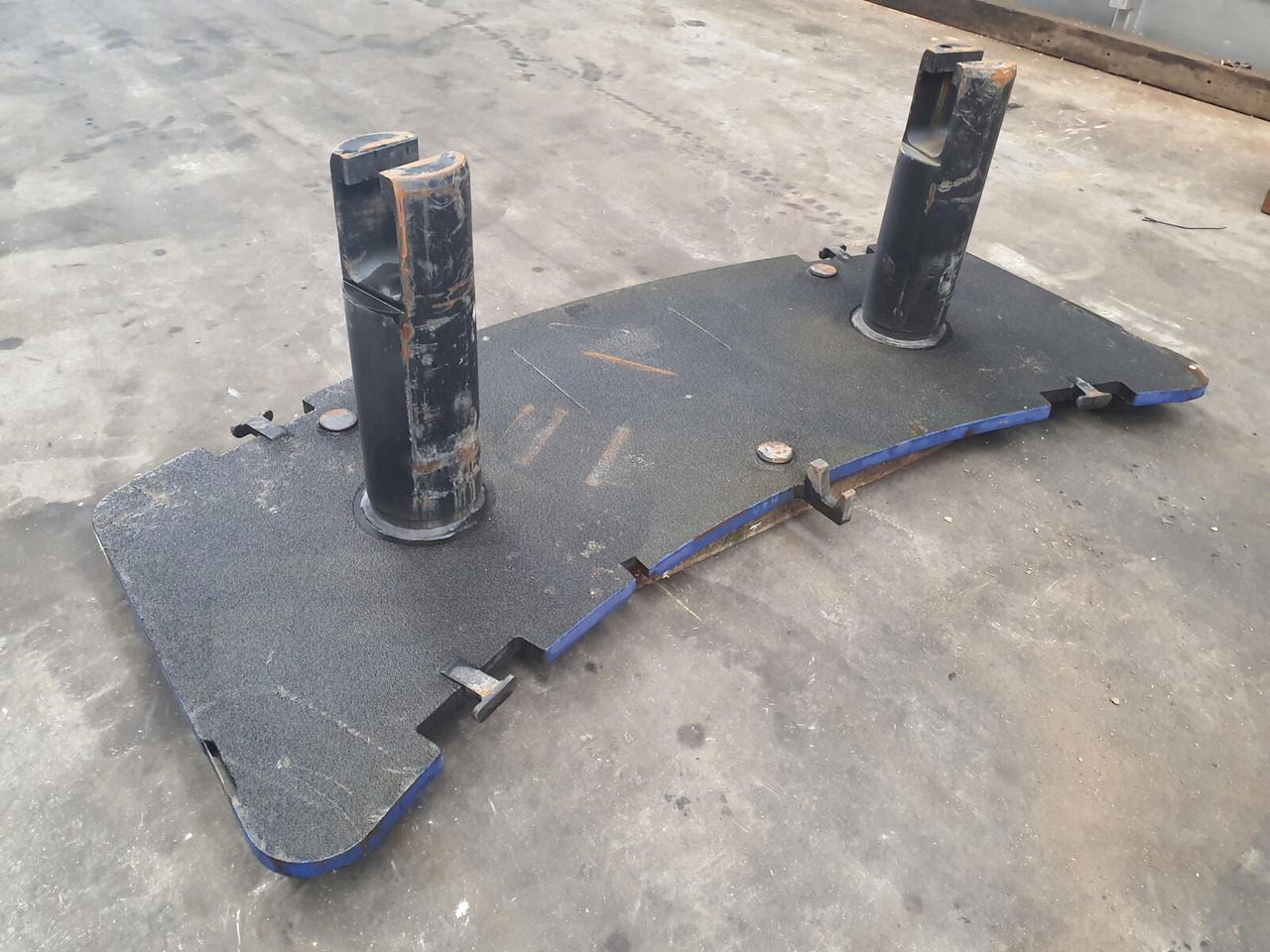 Grove GMK 4090 counterweight 1.1T - Gegengewicht für Mobilkran: das Bild 1 Grove GMK 4090 counterweight 1.1T - Gegengewicht für Mobilkran: das Bild 1
