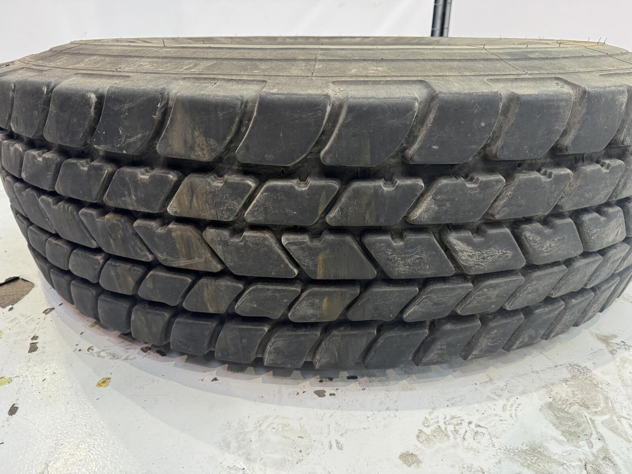 Michelin Wheel 445/95R25 10 12 1p - Komplettrad für Kran: das Bild 3 Michelin Wheel 445/95R25 10 12 1p - Komplettrad für Kran: das Bild 3