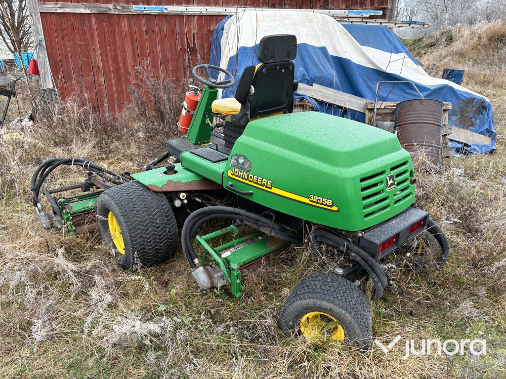 Gräsklippare - John Deere 3235B - Rasenmäher: das Bild 4 Gräsklippare - John Deere 3235B - Rasenmäher: das Bild 4