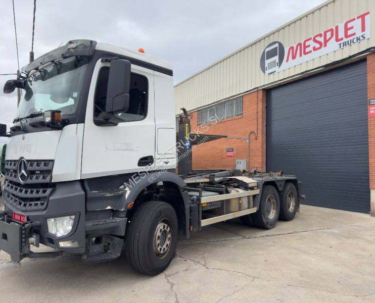 Mercedes Arocs 3351 - Abrollkipper: das Bild 1 Mercedes Arocs 3351 - Abrollkipper: das Bild 1