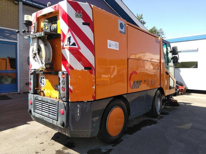 Aebi MFH2500 - Kehrmaschine: das Bild 2 Aebi MFH2500 - Kehrmaschine: das Bild 2