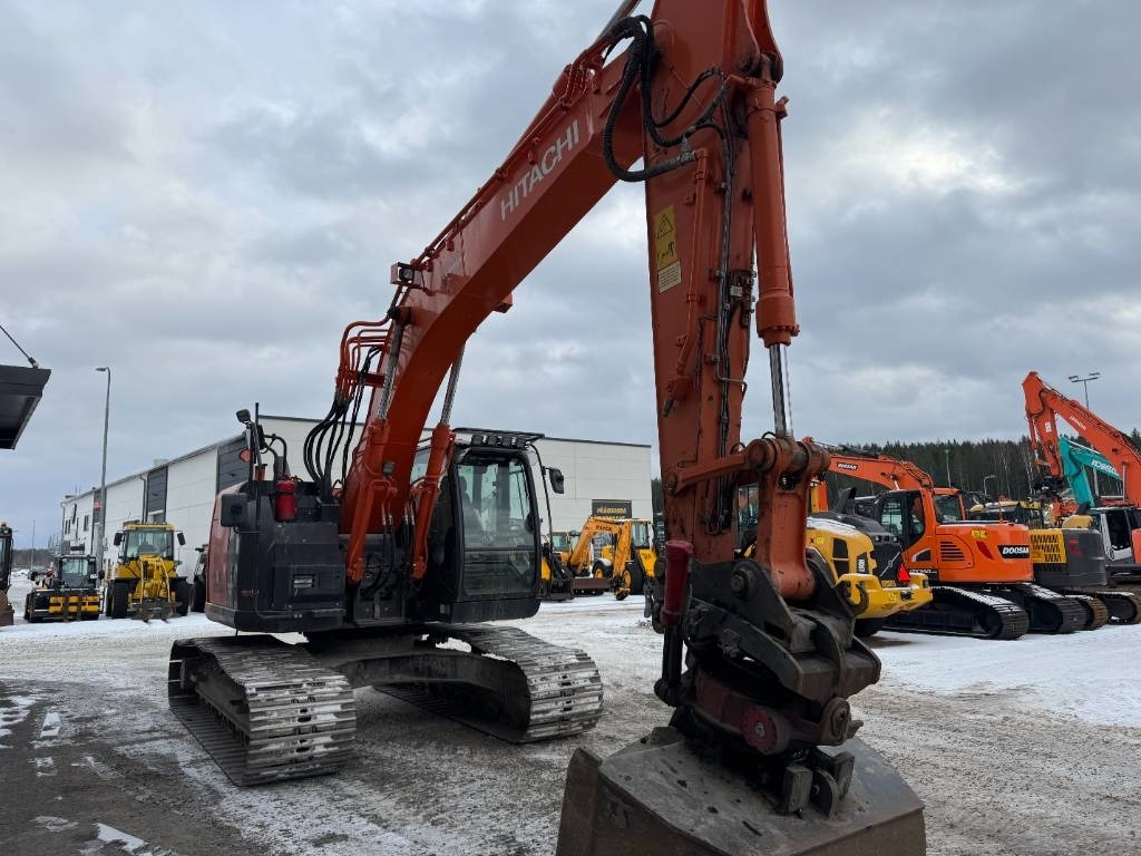 Hitachi ZX225USLC-5B PYÖRITTÄJÄLLÄ - Kettenbagger: das Bild 5 Hitachi ZX225USLC-5B PYÖRITTÄJÄLLÄ - Kettenbagger: das Bild 5