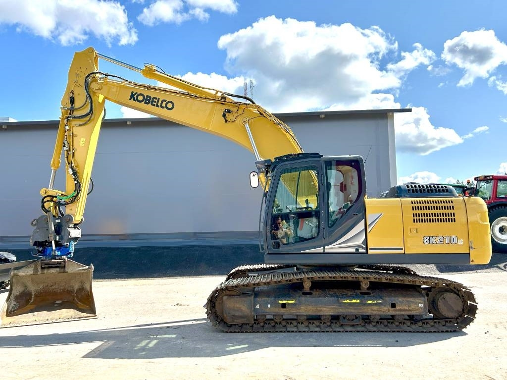 Kobelco SK210LC-11 PYÖRITTÄJÄLLÄ - Kettenbagger: das Bild 1 Kobelco SK210LC-11 PYÖRITTÄJÄLLÄ - Kettenbagger: das Bild 1