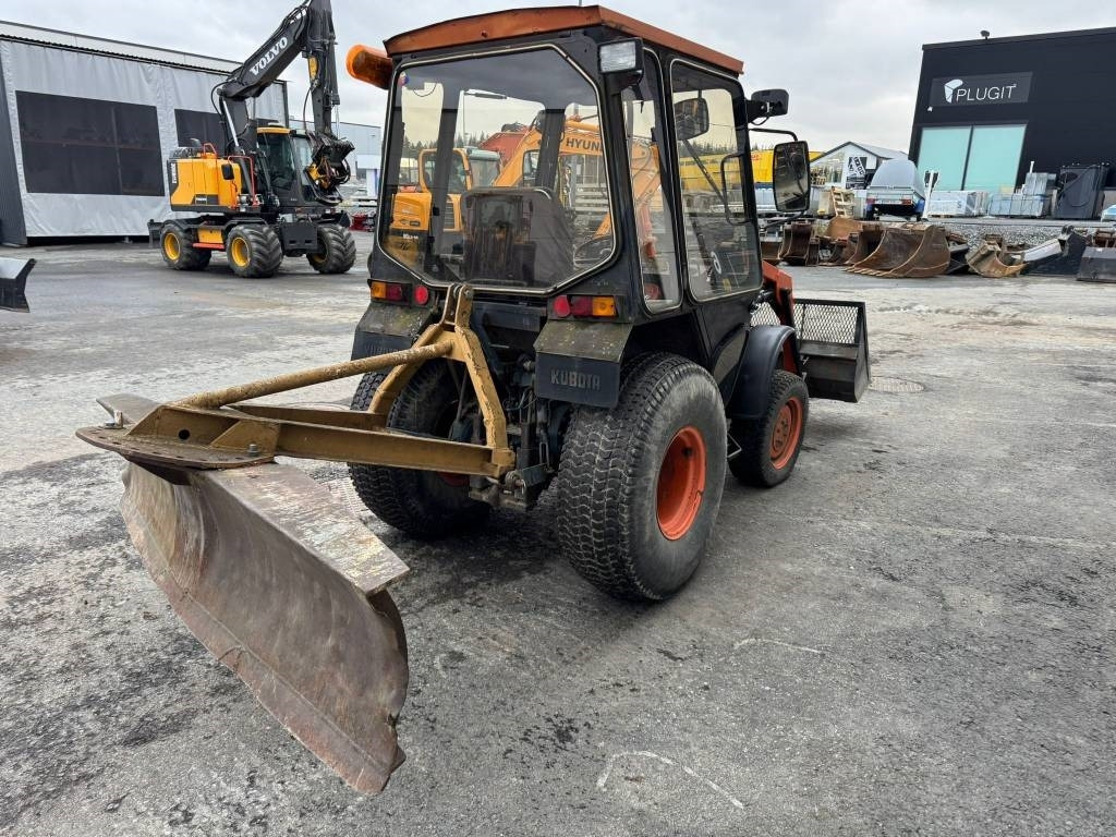 Kubota L245 DT ETUKUORMAAJALLA - Traktor: das Bild 4 Kubota L245 DT ETUKUORMAAJALLA - Traktor: das Bild 4