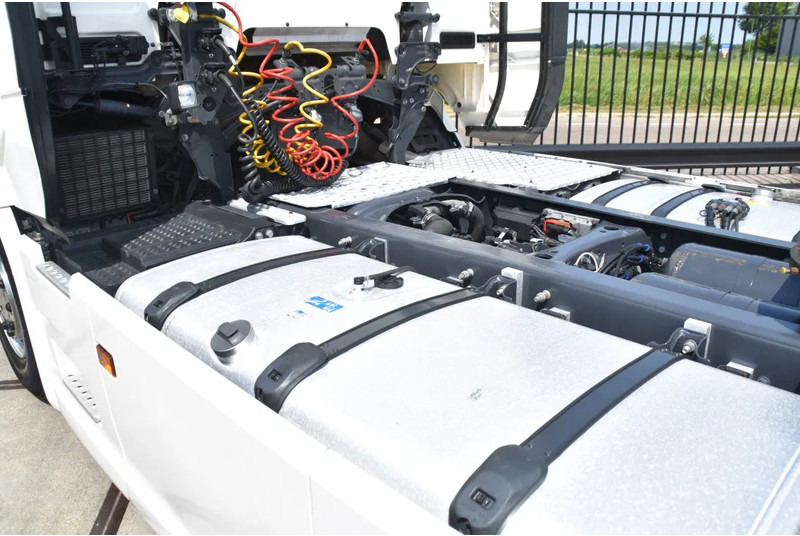 Sattelzugmaschine Scania R520 V8 NGS 4x2 - RETARDER - 523 TKM - PARK. AIRCO - ACC - NAVI - 2 x FUEL TANKS - LED LIGHTS -: das Bild 7