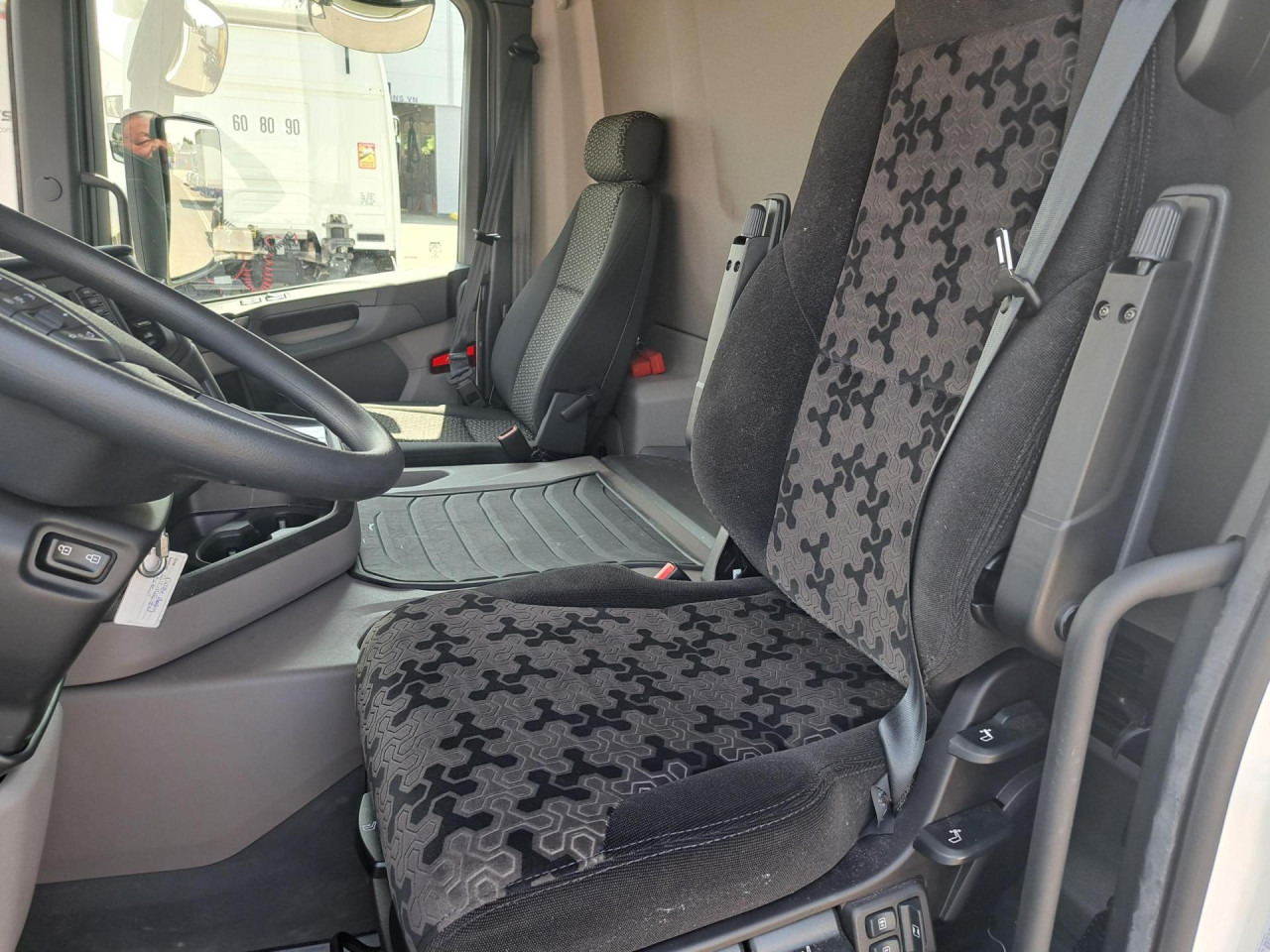 SCANIA SCANIA P280 4x2 Fourgon /Hayon 9L - Fahrgestell LKW: das Bild 3 SCANIA SCANIA P280 4x2 Fourgon /Hayon 9L - Fahrgestell LKW: das Bild 3