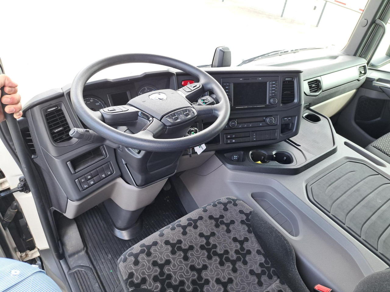 SCANIA SCANIA P280 4x2 Fourgon Hayon - Fahrgestell LKW: das Bild 2 SCANIA SCANIA P280 4x2 Fourgon Hayon - Fahrgestell LKW: das Bild 2