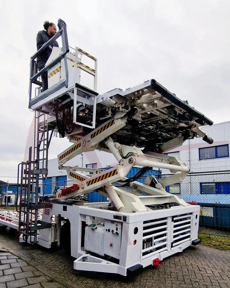 AIR MARREL LAM7000 DP/MDL8 - Flugzeuglader: das Bild 4 AIR MARREL LAM7000 DP/MDL8 - Flugzeuglader: das Bild 4