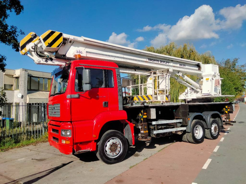 Bronto skylift 28-2T1 28 m hi lift hoogwerker MAN TGA 26. - LKW mit Arbeitsbühne: das Bild 1 Bronto skylift 28-2T1 28 m hi lift hoogwerker MAN TGA 26. - LKW mit Arbeitsbühne: das Bild 1
