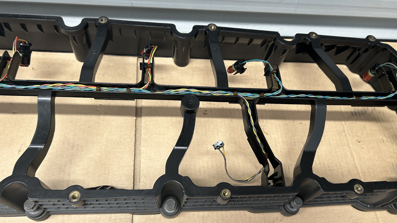 Zylinderkopf DAF ENGINE VALVE COVER + SPACER FRAME XF 106: das Bild 7