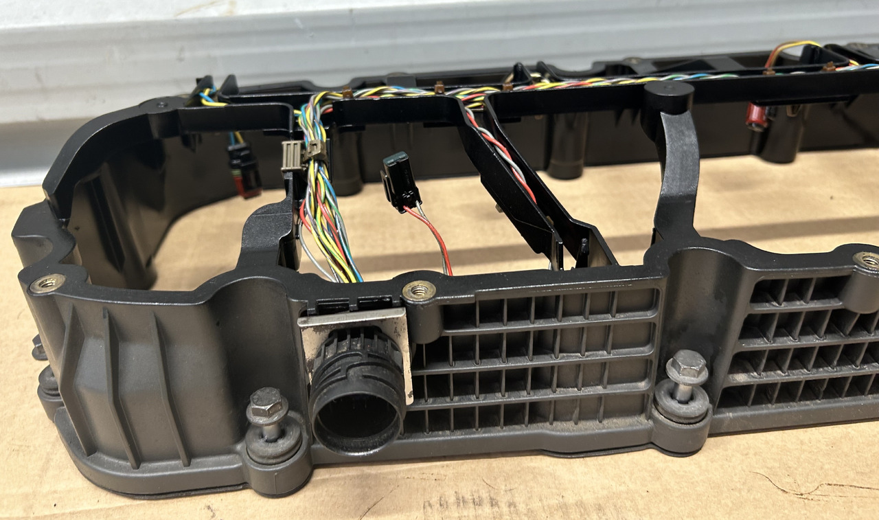 DAF SPACER FRAME ENGINE VALVE COVER XF 106 480 2033255 - Zylinderkopf: das Bild 2 DAF SPACER FRAME ENGINE VALVE COVER XF 106 480 2033255 - Zylinderkopf: das Bild 2
