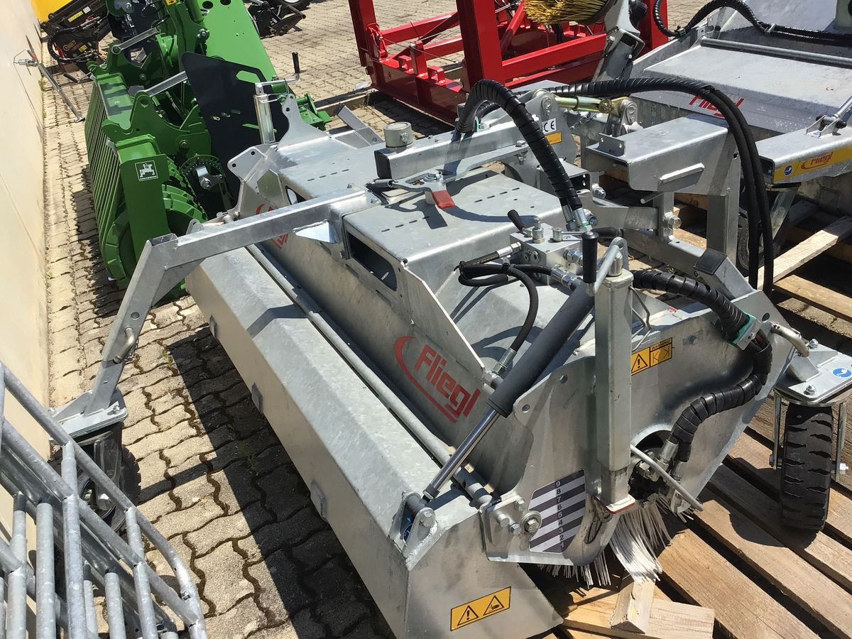 Fliegl Typ 600 - Kehrbesen: das Bild 2 Fliegl Typ 600 - Kehrbesen: das Bild 2