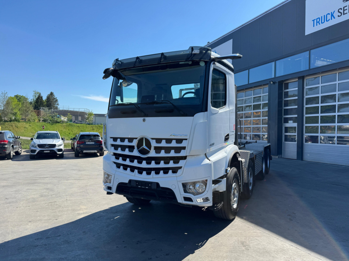 MERCEDES Arocs 3251 8x4 - Abrollkipper: das Bild 1 MERCEDES Arocs 3251 8x4 - Abrollkipper: das Bild 1