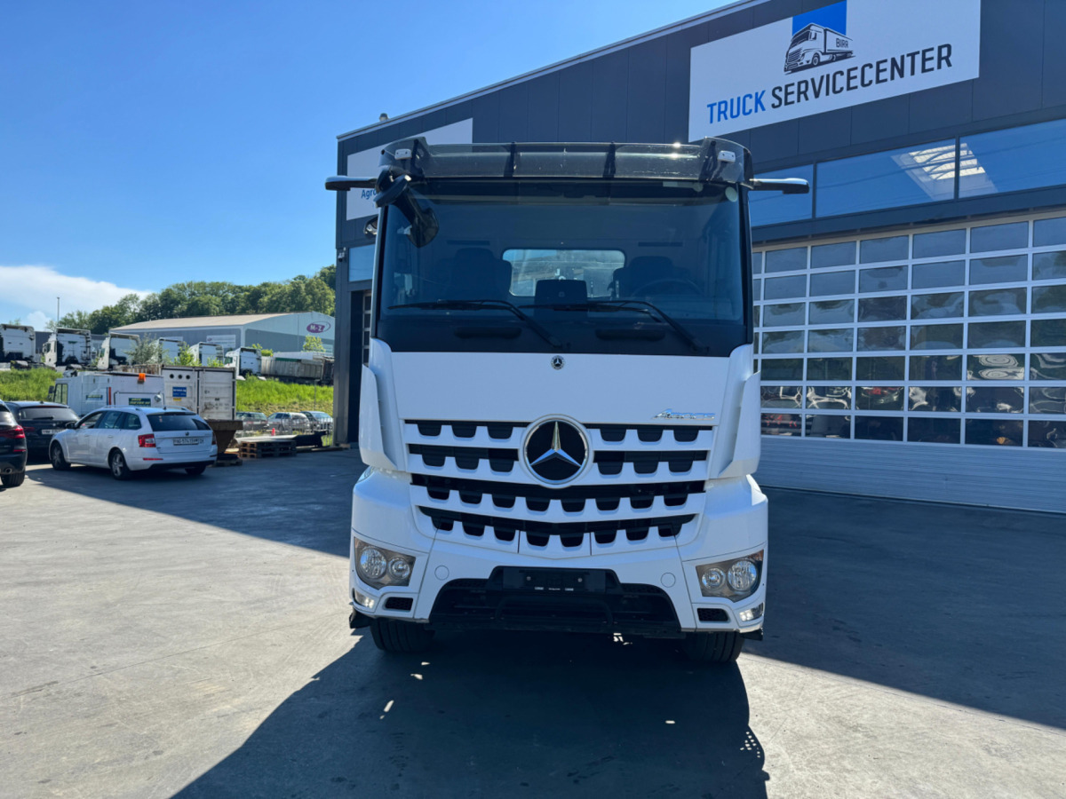 MERCEDES Arocs 3251 8x4 - Abrollkipper: das Bild 2 MERCEDES Arocs 3251 8x4 - Abrollkipper: das Bild 2