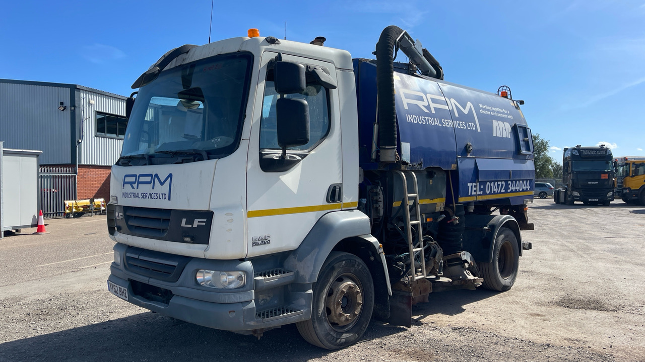 DAF LF 55.220 - Kehrmaschine: das Bild 2 DAF LF 55.220 - Kehrmaschine: das Bild 2