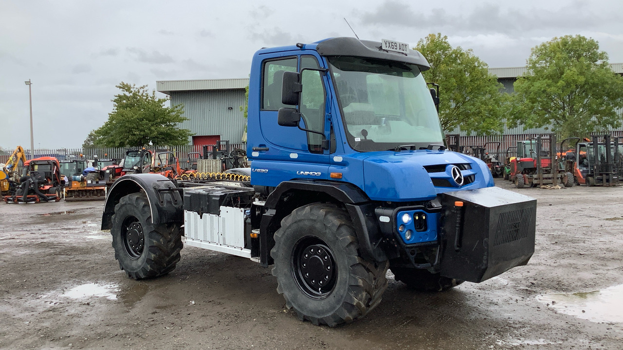 MERCEDES-BENZ UNIMOG U530 - Traktor: das Bild 1 MERCEDES-BENZ UNIMOG U530 - Traktor: das Bild 1