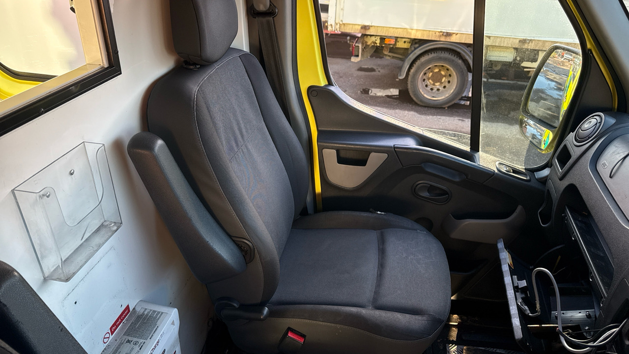 Krankenwagen RENAULT MASTER 150.39: das Bild 8