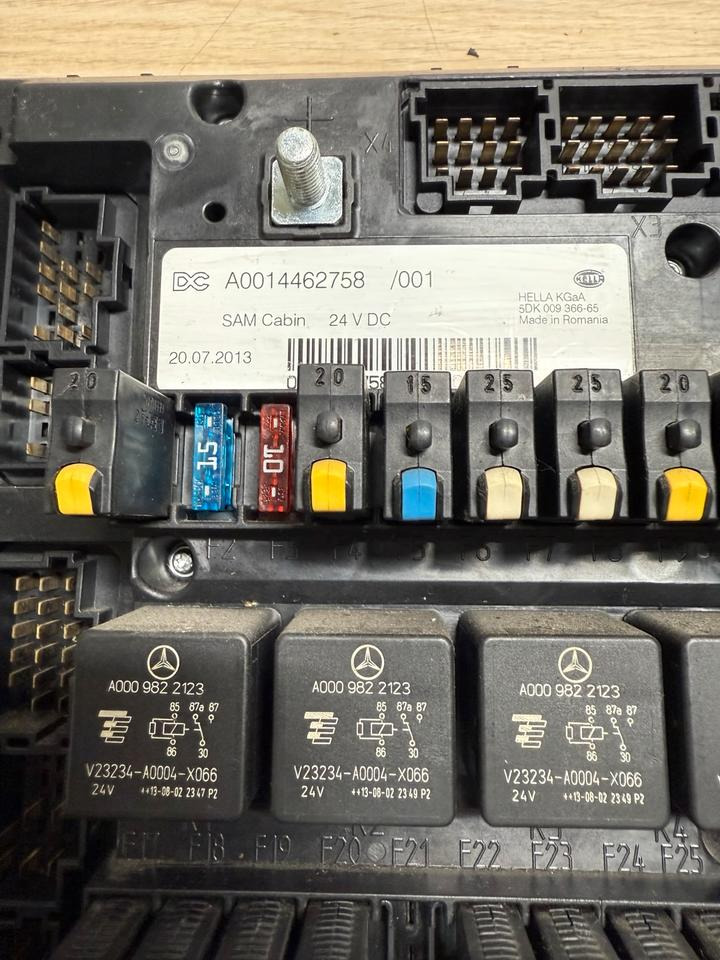 Mercedes Actros MP4 SAM Cabin Sicherungskasten A0014462758 - Sicherung: das Bild 3 Mercedes Actros MP4 SAM Cabin Sicherungskasten A0014462758 - Sicherung: das Bild 3
