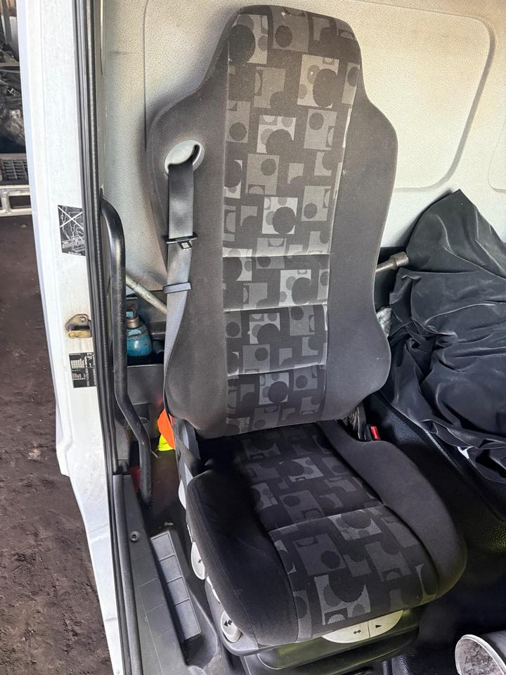 Mercedes Atego 3 Beifahrersitz mit Luft - Sitz für LKW: das Bild 1 Mercedes Atego 3 Beifahrersitz mit Luft - Sitz für LKW: das Bild 1