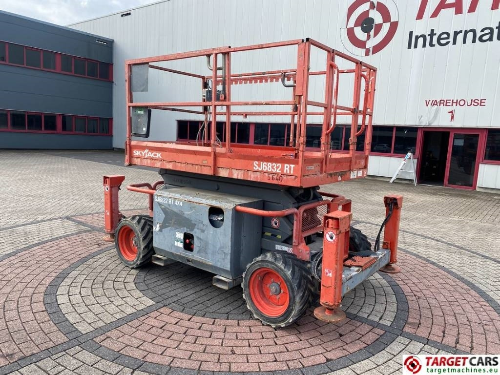 SkyJack SJ6832 RT Diesel 4x4 Scissor Work Lift 1180cm - Scherenbühne: das Bild 4 SkyJack SJ6832 RT Diesel 4x4 Scissor Work Lift 1180cm - Scherenbühne: das Bild 4