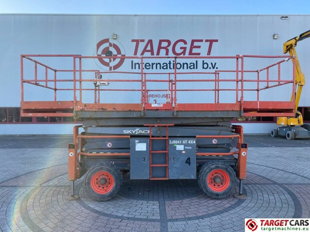 SkyJack SJ8841 RT Diesel 4x4 Scissor Work Lift 1430cm - Scherenbühne: das Bild 5 SkyJack SJ8841 RT Diesel 4x4 Scissor Work Lift 1430cm - Scherenbühne: das Bild 5