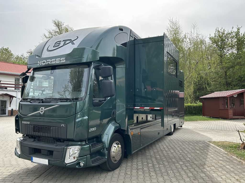Volvo STX FL, 6 PEOPLE, 5 HORSES, CAMERA, 2X TAIL LIFT - Pferdetransporter: das Bild 1 Volvo STX FL, 6 PEOPLE, 5 HORSES, CAMERA, 2X TAIL LIFT - Pferdetransporter: das Bild 1