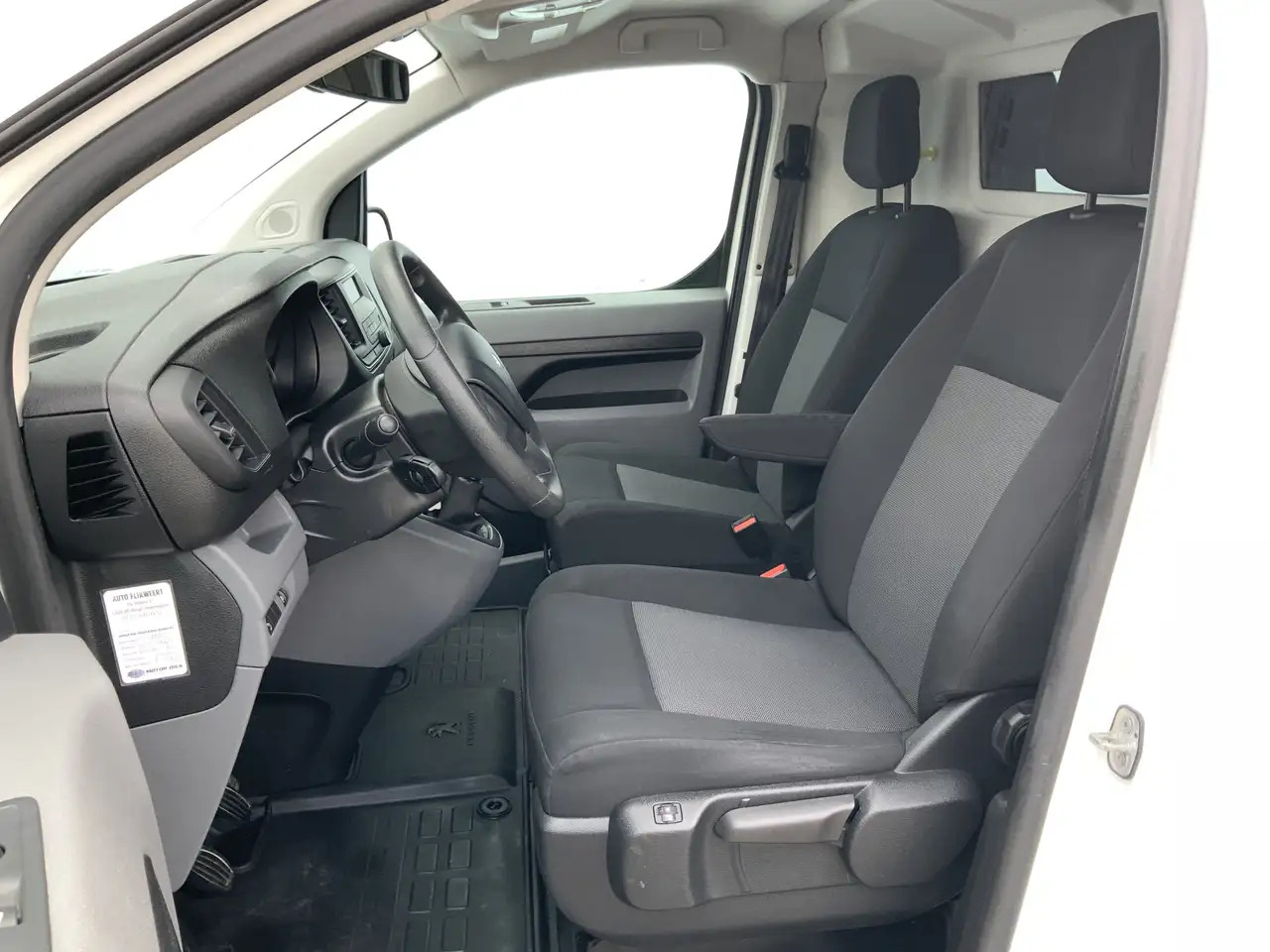 Peugeot Expert 227C 2.0 BlueHDI 150 Premium Pack Airco Cruise Cam - Kastenwagen: das Bild 4 Peugeot Expert 227C 2.0 BlueHDI 150 Premium Pack Airco Cruise Cam - Kastenwagen: das Bild 4