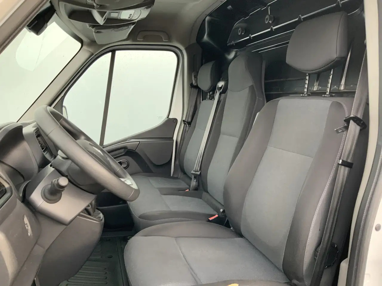 Renault Master T35 2.3 dCi 135 L2H2 Airco Cruise 3 Zits Camera Na - Kastenwagen: das Bild 4 Renault Master T35 2.3 dCi 135 L2H2 Airco Cruise 3 Zits Camera Na - Kastenwagen: das Bild 4