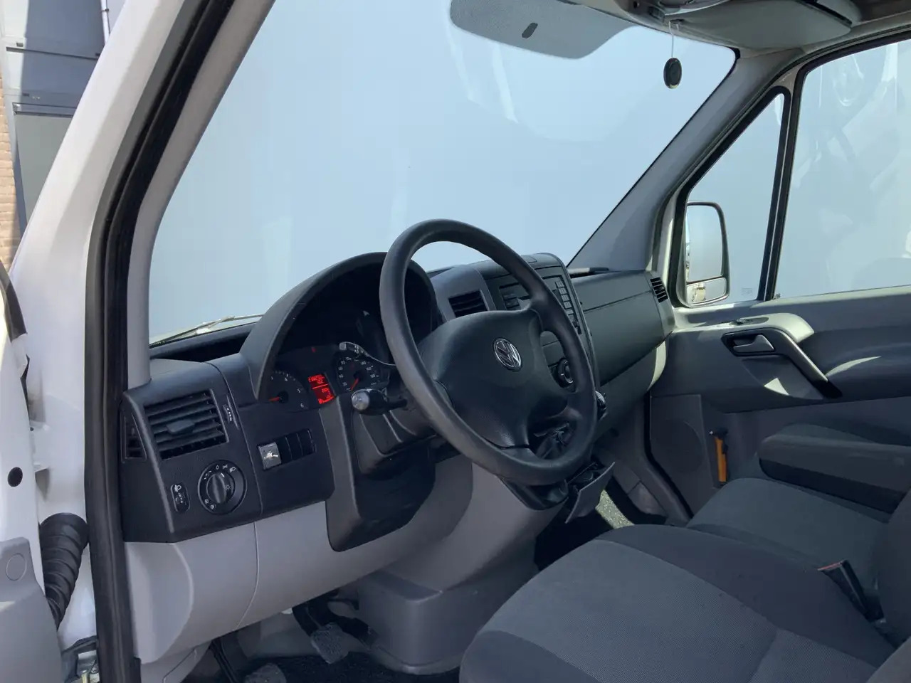 Volkswagen Crafter 35 2.0 TDI L1H1 Airco Cruise 3 Zits Trekhaak 2000 - Kastenwagen: das Bild 5 Volkswagen Crafter 35 2.0 TDI L1H1 Airco Cruise 3 Zits Trekhaak 2000 - Kastenwagen: das Bild 5