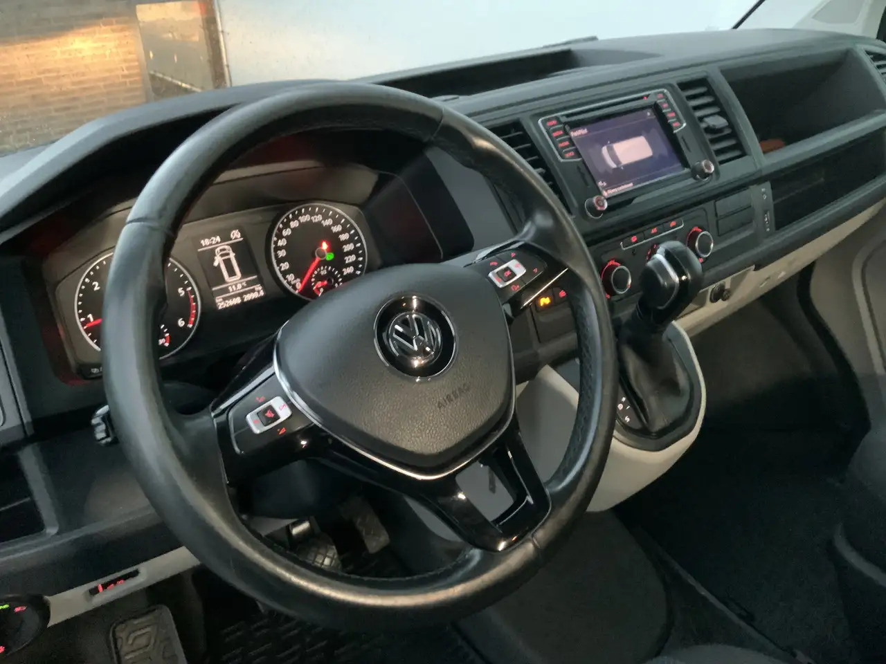 Volkswagen T6 Transporter 2.0 TDI L2H2 Highline Automaat Airco Cruise Navi A - Kastenwagen: das Bild 4 Volkswagen T6 Transporter 2.0 TDI L2H2 Highline Automaat Airco Cruise Navi A - Kastenwagen: das Bild 4